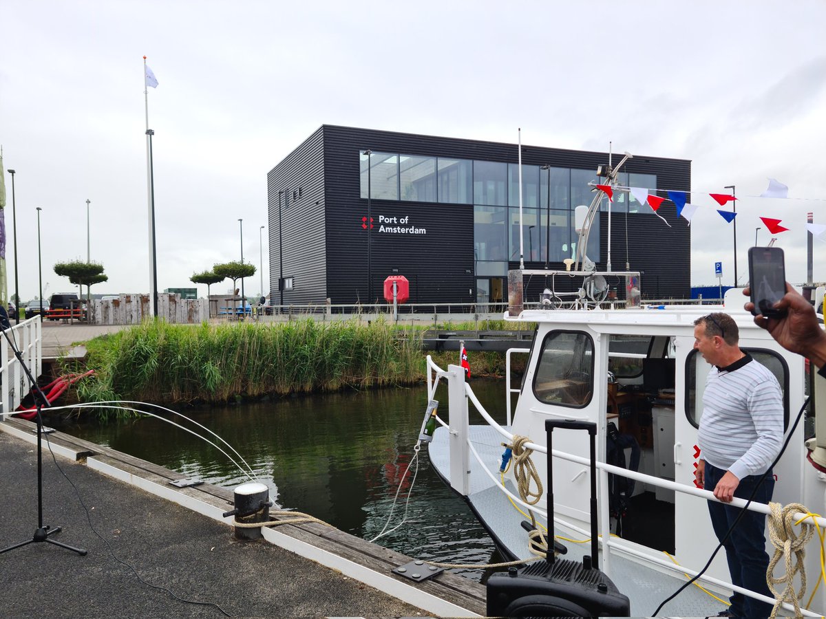 DOOP SALLY! De opleidingsboot van Gemeente Amsterdam is gedoopt door havenmeester Milembe Mateyo <a href="/PortofAmsterdam/">Port of Amsterdam</a>