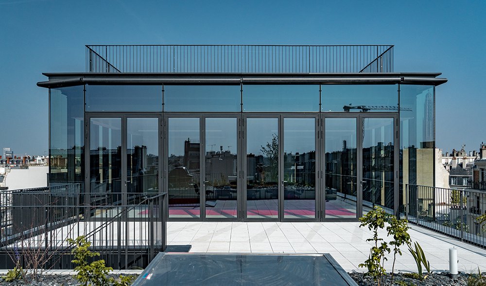 🔑 Après 30 mois de #travaux, nos équipes remettent les clés de #TOKO à Assembly HSP !
Le projet consistait en la restructuration de 2 bâtiments avec 7 500 m² d'espaces de bureaux et 900 m² de logements dont 40 studios en co-living! 
📐Franklin Azzi Architecture