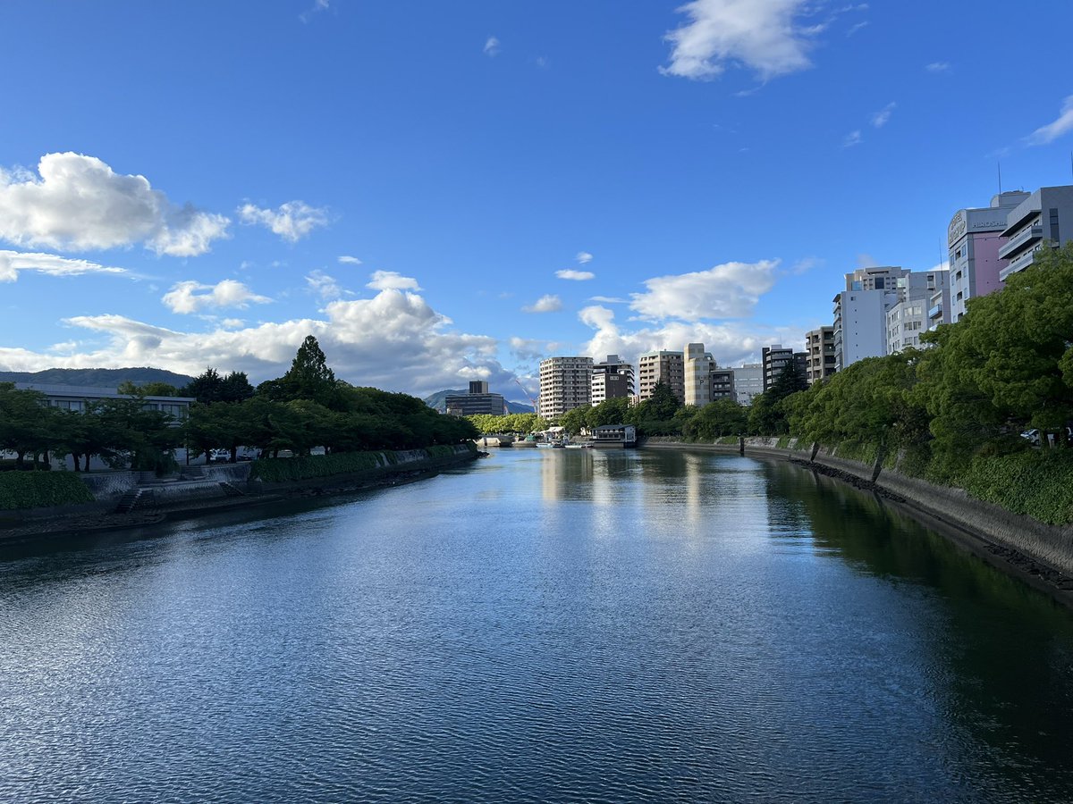 akio_oshiro's tweet photo. It was a great pleasure to serve as an interpreter for the local events at the #ISLS2022 including the peace learning program/workshop and walking tours visiting the museum and the cenotaphs in the Hiroshima Peace Memorial Park. @isls2022 https://t.co/LTzhgbjbKA