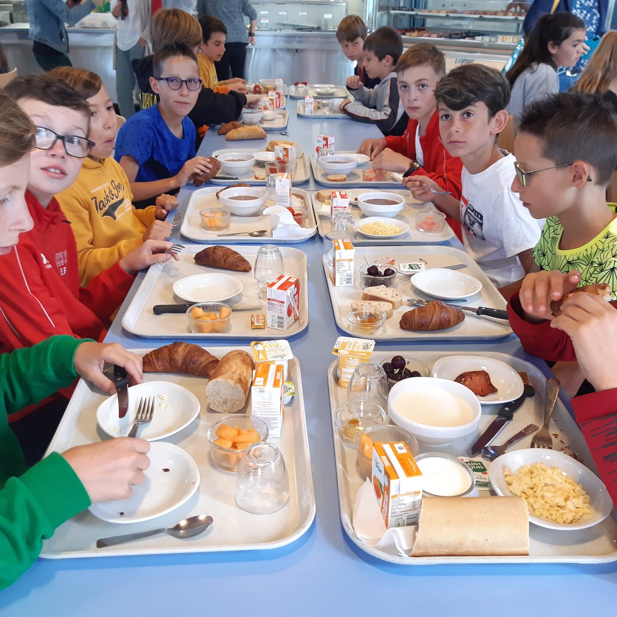 ColCamus12's tweet photo. Opération "petit-déjeuner" avec toutes les classes de 6ème, ce matin au collège.
#petitdejeuner 
#albertcamusbaraqueville https://t.co/BPd0eOplcJ