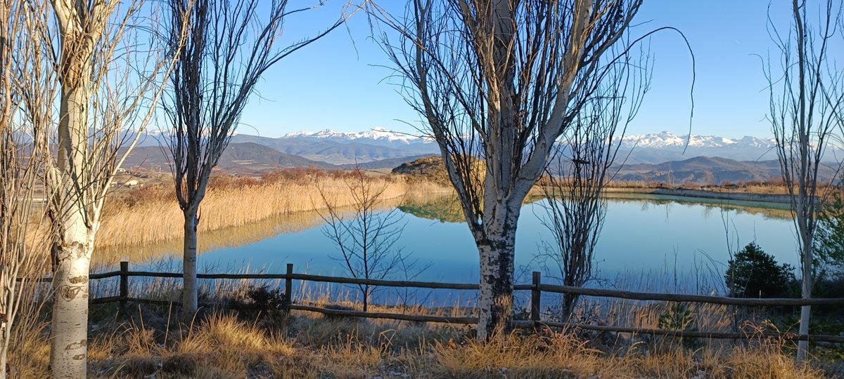 La balsa de La Estanca se construyó en 1860 para uso agrícola. Está en el puerto de Sant Bárbara, cerca de Bailo, en el extremo occidental del Paisaje Protegido de Oroel y San Juan de la Peña. Es un lugar ideal para el concierto de pequeño formato diseñado para 170 espectadores.