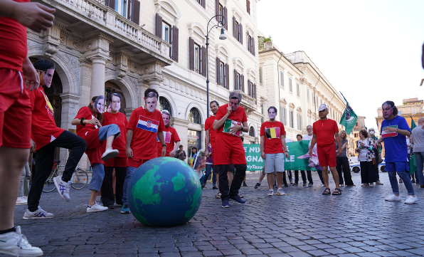 Legambiente's tweet photo. Definire gas e nucleare sostenibili?
I capi di stato dell’Unione Europea stanno prendendo a calci il nostro pianeta!
Non staremo a guardare.
#stopgreenwashing  #notmytaxonomy @Europarl_IT 

https://t.co/VXZcTHnhMa https://t.co/tSrovGq97Z