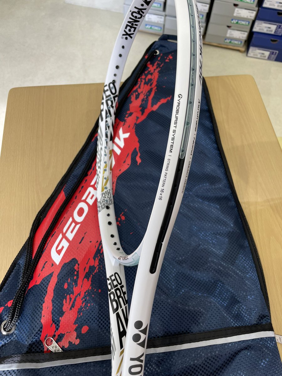 t_champ1's tweet photo. ⭐️新製品入荷のお知らせ⭐️
ヨネックスよりGEO70Vの新色入荷しましたー😊‼︎
白色に金色でシンプルなデザインになっております✨

天王寺
#GEO70V ＃ジオブレイク70V #NEWカラー https://t.co/yDRQB8QPmd