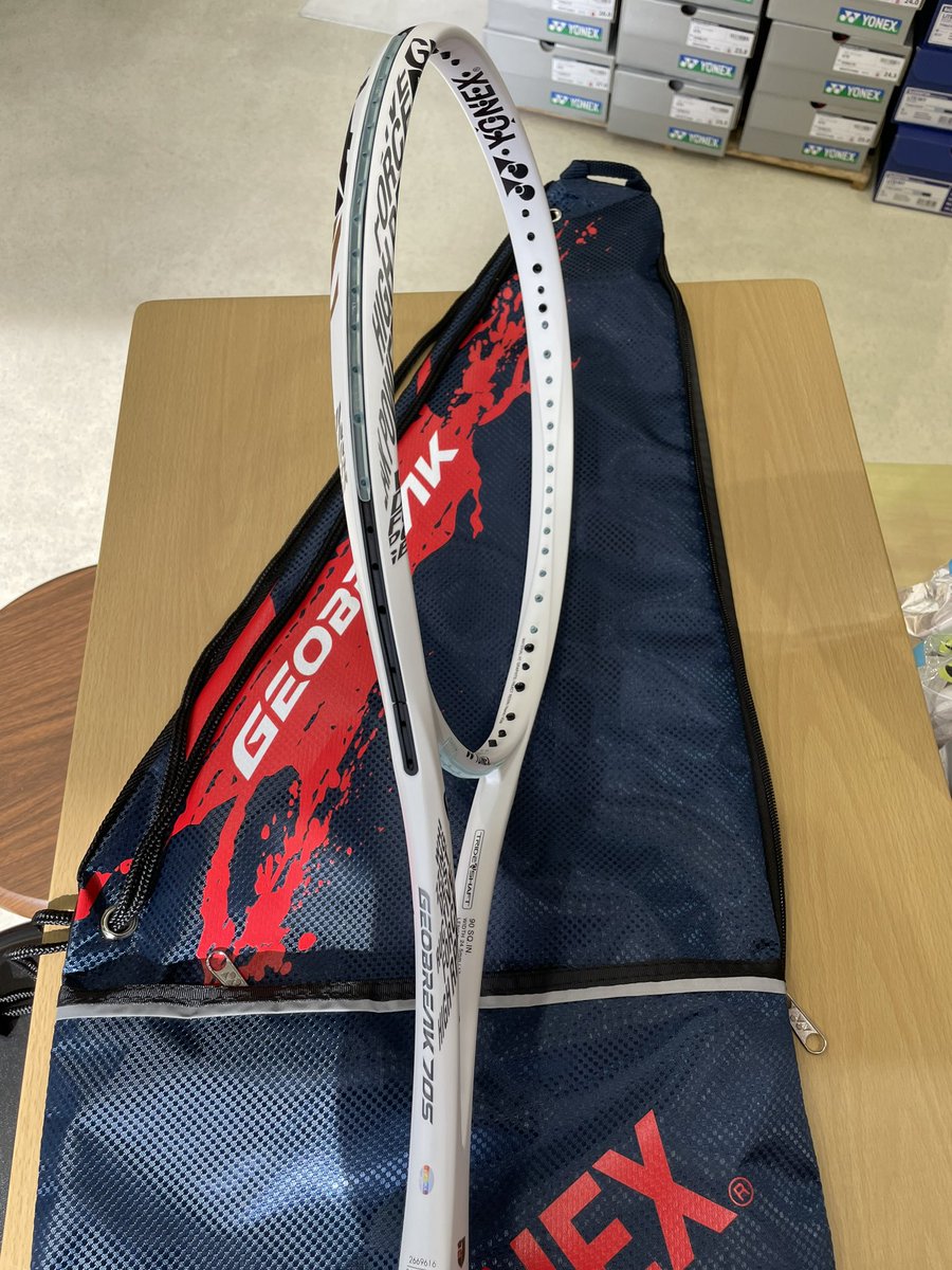 t_champ1's tweet photo. ⭐️新製品入荷のお知らせ⭐️
ヨネックスよりGEO70Sの新色入荷しましたー😊‼︎
白色に金色でシンプルなデザインになっております✨

天王寺

#GEO70S ＃ジオブレイク70S #NEWカラー https://t.co/Q3YjUoWDDa