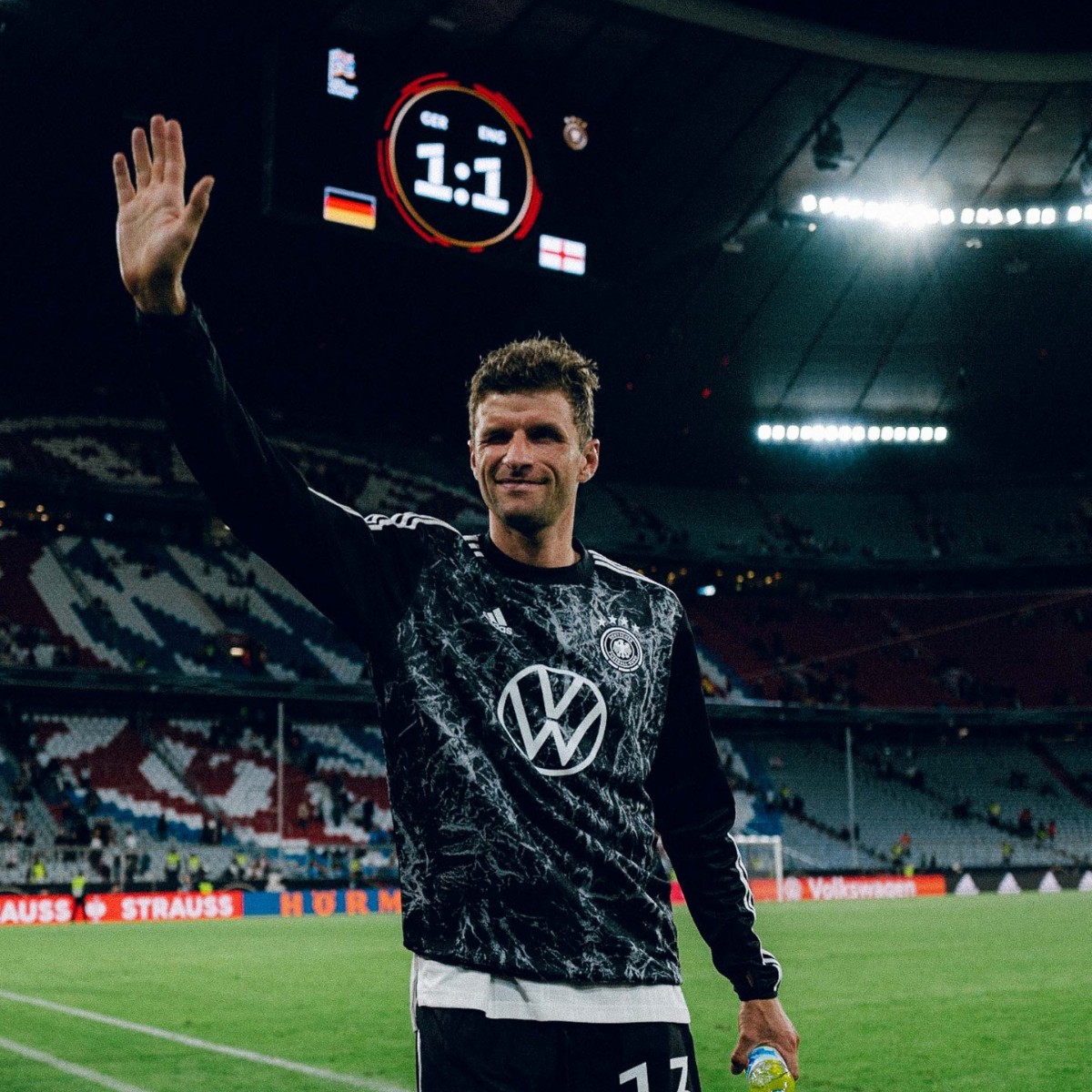 DFB_Team's tweet photo. 👋🏼😉 @esmuellert_ 

#Müller #DieMannschaft | 📸 DFB/Philipp Reinhard https://t.co/8VZUObBgNy