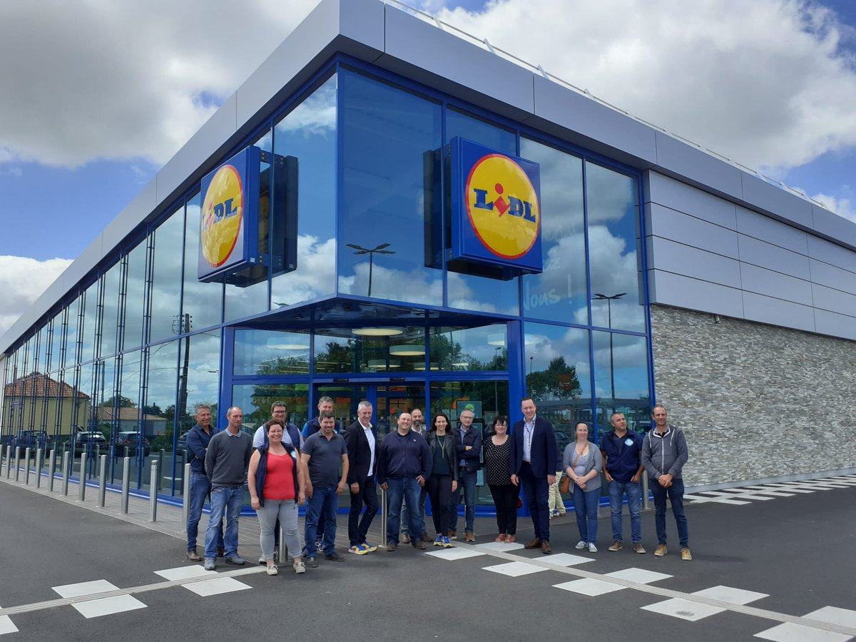 Marque_Juste's tweet photo. Depuis qqs mois le lait @JusteEtVendeen @JusteDeLA est présent dans les @lidlfrance 
Ce jeudi nos agris ambassadeurs ont reçu des représentants de l'enseigne dans une exploitation agricole et un magasin
Une belle occasion de mieux se connaitre pour continuer à travailler ensemble https://t.co/HrsAsoUaho