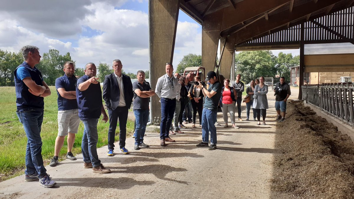 Depuis qqs mois le lait <a href="/JusteEtVendeen/">Juste et Vendéen</a> <a href="/JusteDeLA/">Juste de Loire Atlantique</a> est présent dans les <a href="/lidlfrance/">Lidl France</a> 
Ce jeudi nos agris ambassadeurs ont reçu des représentants de l'enseigne dans une exploitation agricole et un magasin
Une belle occasion de mieux se connaitre pour continuer à travailler ensemble