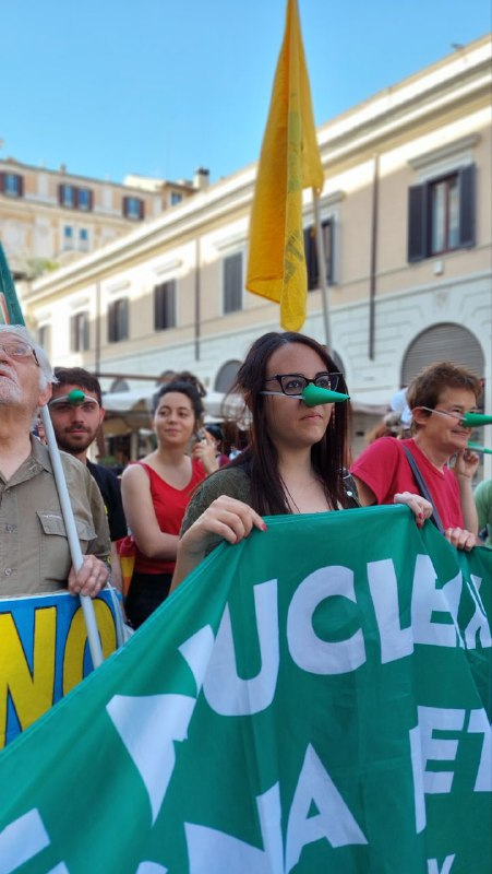 Legambiente's tweet photo. La Commissione Europea sta per distruggere le ambizioni di transizione ad un'economia climaticamente neutra: come pensate di raggiungere gli obiettivi ambientali se volete definire gas e nucleare  sostenibili?
#stopgreenwashing  #notmytaxonomy @Europarl_IT https://t.co/Cjim8pYmqz