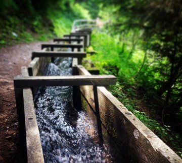 STMediaCH's tweet photo. Immer wieder ein grossartiges Erlebnis! 
Die einzigartigen #Suonen-Wanderwege im #Wallis! Entlang der alten Bewässerungskanäle auf historischen Wegen grandiose Naturlandschaften entdecken!
@valaiswallis
Wandertipps: https://t.co/N9MfbzYapy https://t.co/jKPX1kCSA7