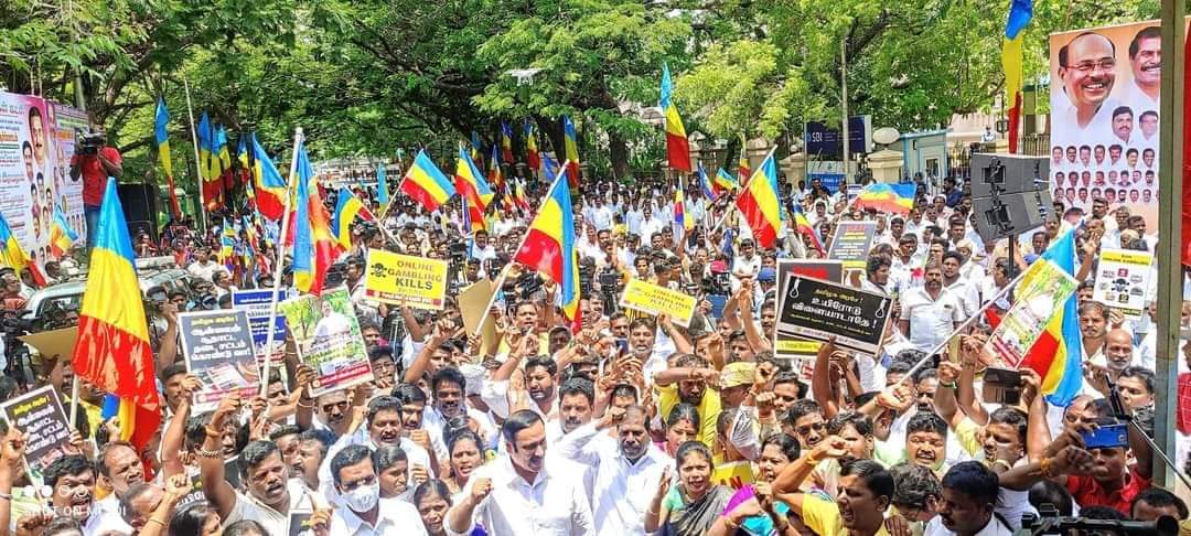 PMKAdvocateBalu's tweet photo. இளைஞர்களின் உயிரை காவு வாங்கும், ஆன்லைன் சூதாட்டத்தை தடை செய்யக்கோரி, பாமக தலைவர் @draramadoss அவர்கள் தலைமையில், இராஜரத்தினம் ஸ்டேடியம் அருகே நடைபெறும் மாபெரும் ஆர்ப்பாட்டத்தில்..l

#DrAnbumaniRamadoss 
#PMK2_0 
#PMKPresidentAnbumani
#BanOnlineGambling https://t.co/9Zk6gI9g3T