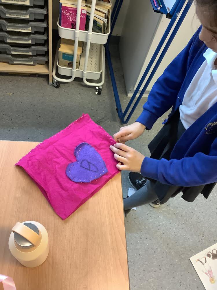 y4_stannes's tweet photo. Willow Class have really enjoyed their latest DT project ~ designing and creating their own cushions. @MissDuffyYear45 https://t.co/E54VngmP6N