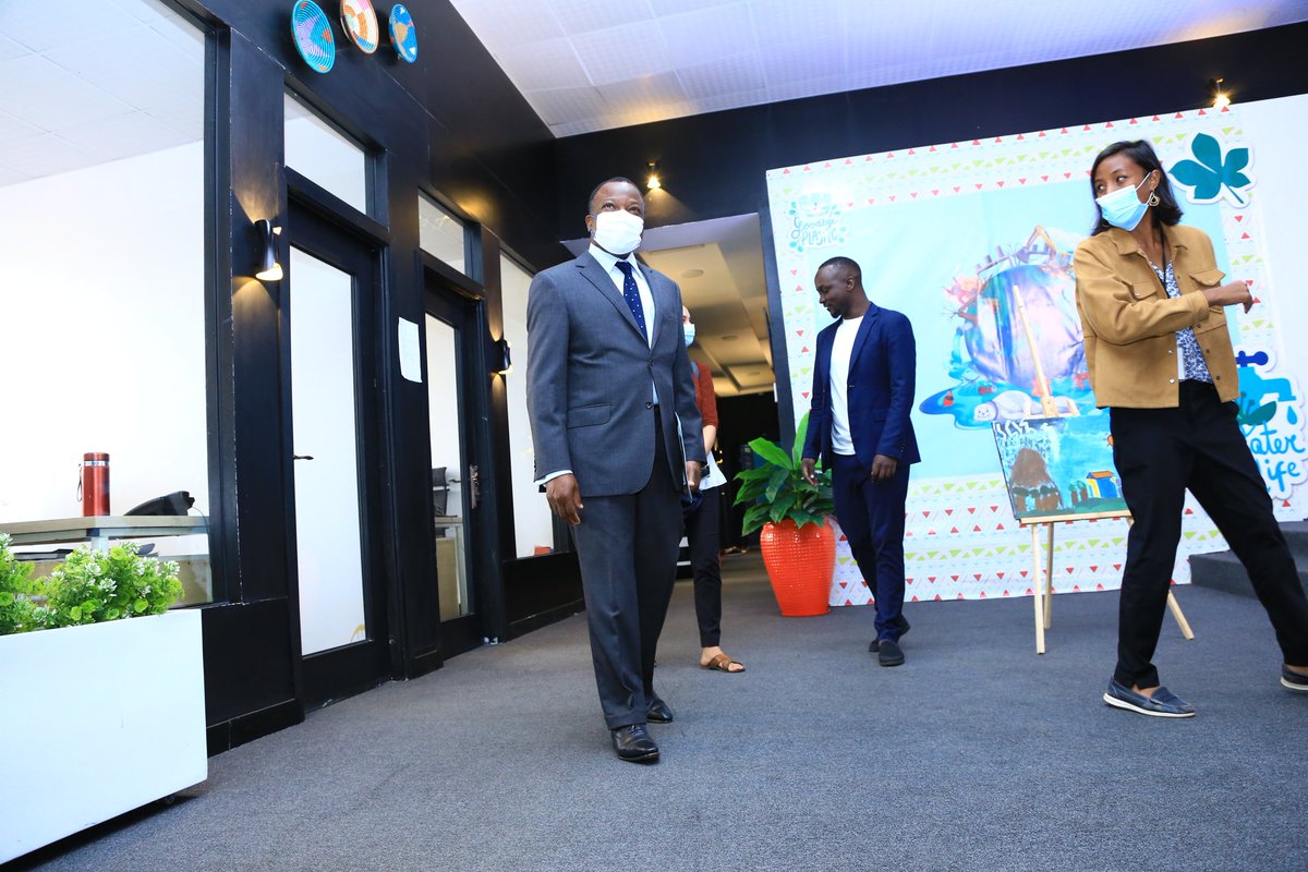 IMChallengeug's tweet photo. πΈ Ambassador of France to Uganda (@FrenchEmbassyUg) H.E Jules-Armand ANIAMBOSSOU tours the @mcimediahub with our team lead @MpindiAbaas before the #CreativesClimateCafe. https://t.co/i7ShVogNL5