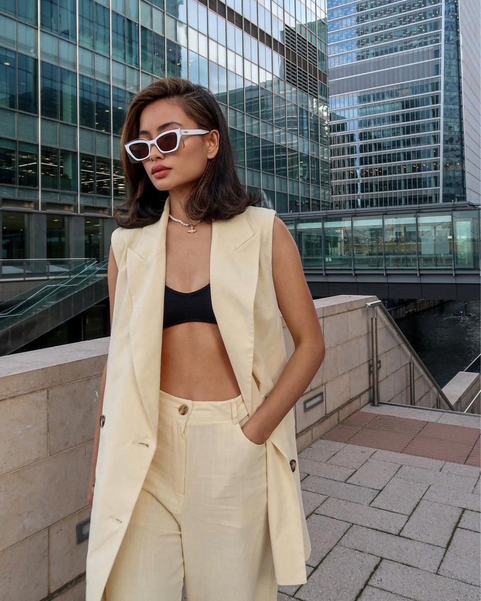 Dorothy_Perkins's tweet photo. 📸nisshee_stylealbum making lemon yellow the colour of the season 🤩🍋💛

Tap to shop 🛍✨

#DPLoves #dorothyperkins #influencerstyle #lemonyellow #tailoring #softtailoring #blazer #occasiondressing #weddingguestoutfit #streetstyle #OOTD https://t.co/QRWlTzdcF5