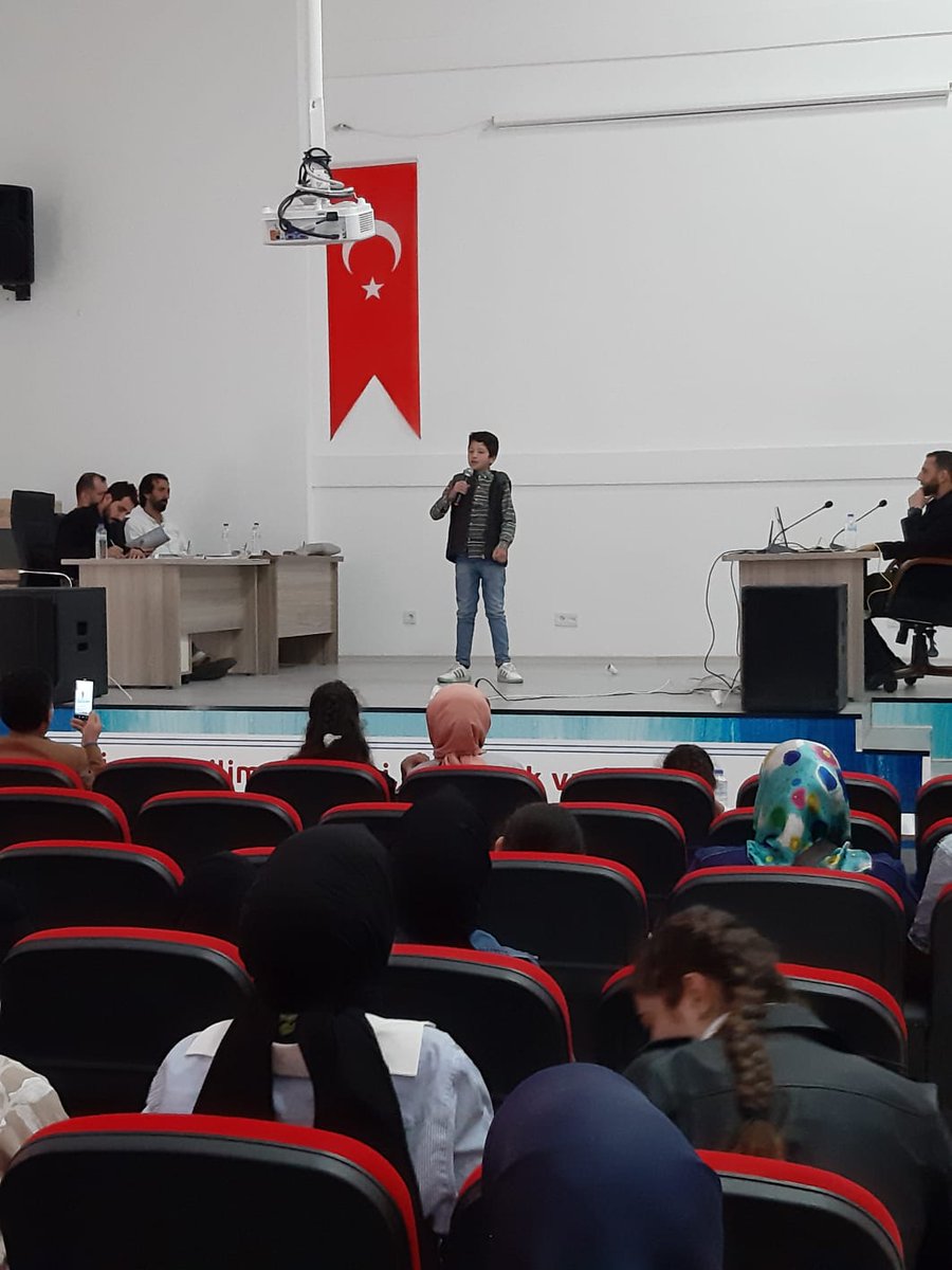 Değerler Eğitimi kapsamında "Sekiz Şair Sekiz Şiir " yarışmasında İl ikincisi olan öğrencimiz Musa Kaya'ya ödülü İl Milli Eğitim Müdürü Sn. Halil Yücel tarafından takdim edilmiştir <a href="/bingolmem/">Bingöl MEM</a> <a href="/halilyucel60/">Halil YÜCEL</a> <a href="/yusuf_tokus/">Yusuf TOKUŞ</a> <a href="/bingolmem/">Bingöl MEM</a> <a href="/Maliyldz12/">Mehmet Ali YILDIZ</a>