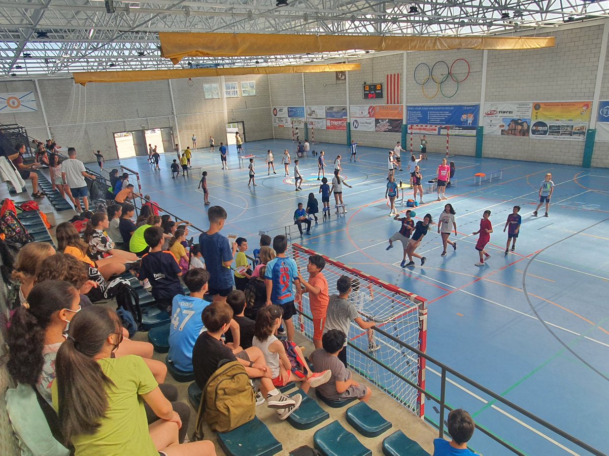 chses1973's tweet photo. 😊👏👏👏 aquest matí de divendres, estem disfrutant de la II Trobada d'Escoles al #SanesArena més de 200 nens/es de 5è i 6è de #LaRoureda #VinyaDelSastret i #VinyesVerdes coneixeran avuí l'esport de l'handbol #GasalHandbol @FedCatHandbol 

❤ #Sesrovires @AjSesrovires
💙🤍 https://t.co/o4HEwwkWsO