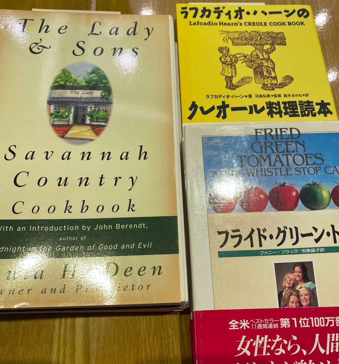zzdejeuner's tweet photo. 本日、#PASSAGE のズズ棚に搬入。今回はシモーヌVol.6に寄稿した『フライド・グリーン・トマト』のエッセイにちなんで、原作本とアメリカ南部料理関連の書籍を選んでみました。ハーンのクレオールレシピ本はコラムも面白いです。個人的には亀の調理法が読めたのが良かったです。洋書レシピ集も有り。 https://t.co/O9ZfO21I0f