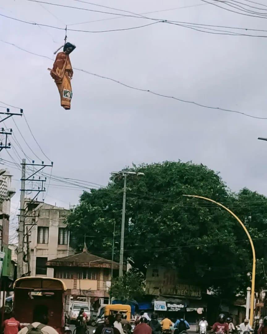 swati_gs's tweet photo. Nupur Sharma's effigy hanging near a dargah in Karnataka. Looks like Kamlesh Tiwari's murder only emboldened them https://t.co/Jd1wRobpB1