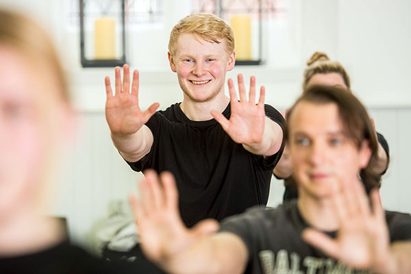 🎓 Mwynhewch ddysgu rhagor yn <a href="/drindoddewisant/">Drindod Dewi Sant</a>! 
💥 Cadw lle: bit.ly/39gzwYW

👉 #Caerdydd <a href="/WAVDACymru/">WAVDA Cymru</a> 
📅 11/6/22

Dawns Fasnachol
Theatr Gerddorol 
Perfformio
Perfformio Lleisiol
Theatr (Perfformio) 
Theatr (Cyfarwyddo) 
Astudiaethau Lleisiol Uwch . . .  
a rhagor!