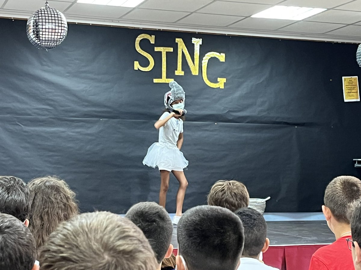 rawlin_papers's tweet photo. Public elementary school in Valencia is holding an audition for 3rd year students in the English class!! #FanFiction #Sing #AestheticLearning Amazing show organized as a part of the Final Degree Project @FacMagisteri @UV_EG Congratulations Natalia Huerta! https://t.co/lubOBUsvLJ