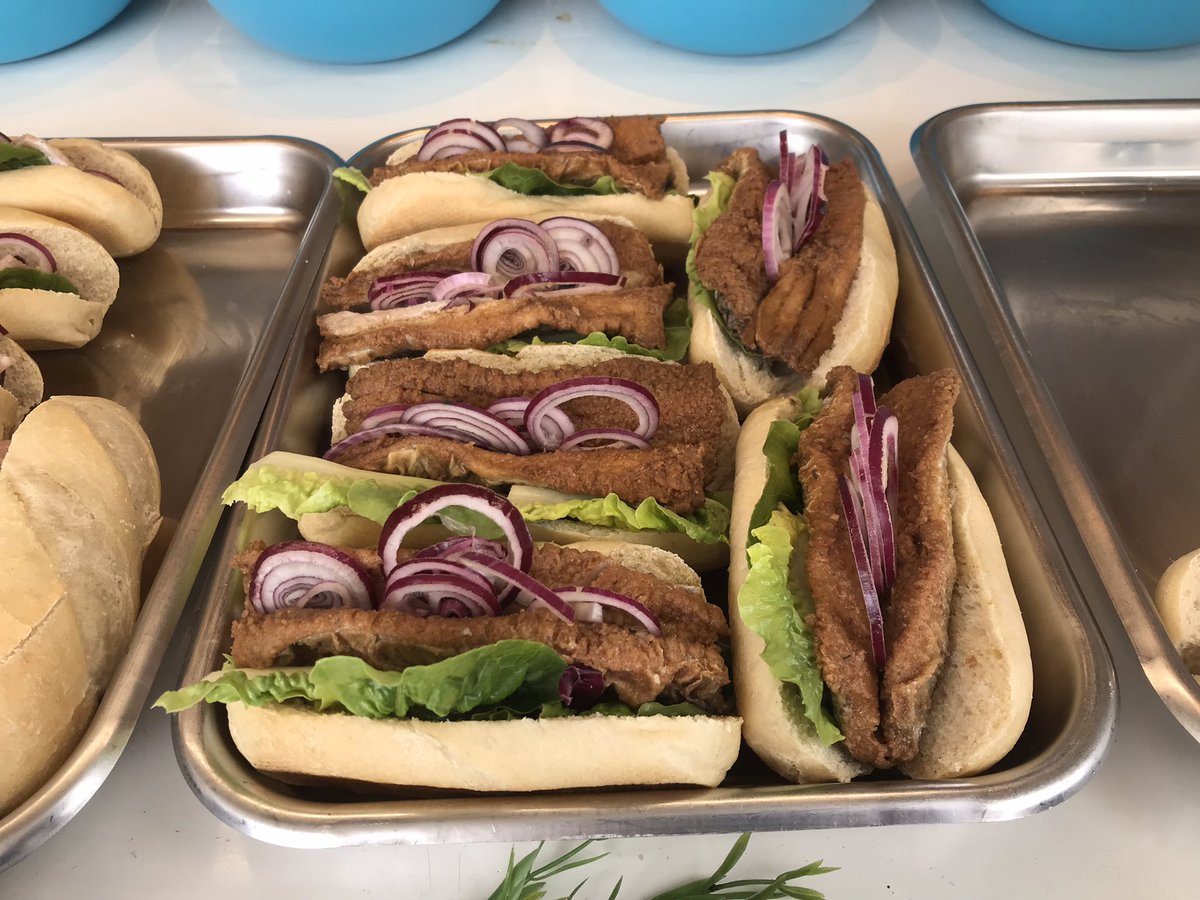 NordlichtRuegen's tweet photo. Wer möchte ?? #Fischbrötchen #Brathering #Rügen #Hering #lecker #fischbrötchengehtimmer 👍 https://t.co/AED0so1QNh