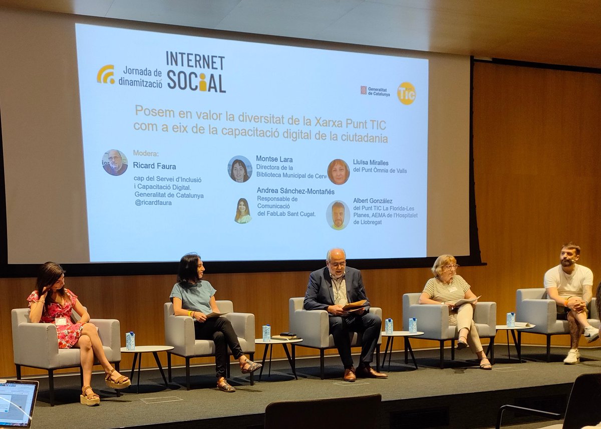 ocupacioempresa's tweet photo. Els punts tic capaciten a les persones a desenvolupar-se i enriquir-se en el món digital. #JdIS2022
🌐 Avui estem a les jornades d' #internetsocial https://t.co/Q41gJNO9yX