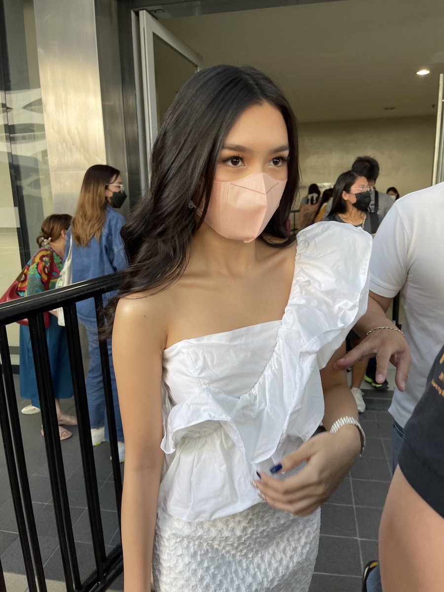 Beautiful and lovely @francinecarreld  spotted at  #KIMSOOHYUNxBENCH fan meet 🤍