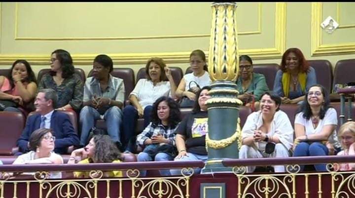 fempoblespribes's tweet photo. ✊✊Ahir el Congrés va ratificar el Conveni 189 de la OIT, que amplia els drets de les treballadores de la llar.

Dret a periodes de descans diaris i setmanals, a percebre el salari mínim. Tindran els mateixos drets que les treballadores del règim general, com l'accés a l'atur! https://t.co/eVeNPyBfJ6