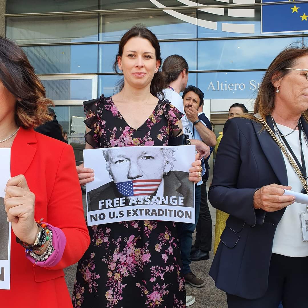 CommentoRimosso's tweet photo. Sabrina #Pignedoli #M5S:
Anche l’#OCSE ha scritto una lettera al governo britannico, chiedendo di fermare l’estradizione di #Assange verso gli #USA. 
È necessario continuare in tutte le sedi la battaglia per non estradare e liberare il fondatore di #WikiLeaks https://t.co/tta3etBMAH