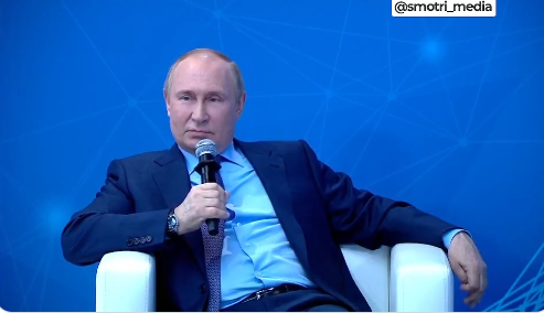 Sprache: Wir holen uns nur zurück was uns zusteht.
Körperhaltung: Keine Anzeichen für eine Haltung, die einer Kriegssituation gerecht wird (selbst in seiner verqueren Sicht).
#Ukraine #Putin