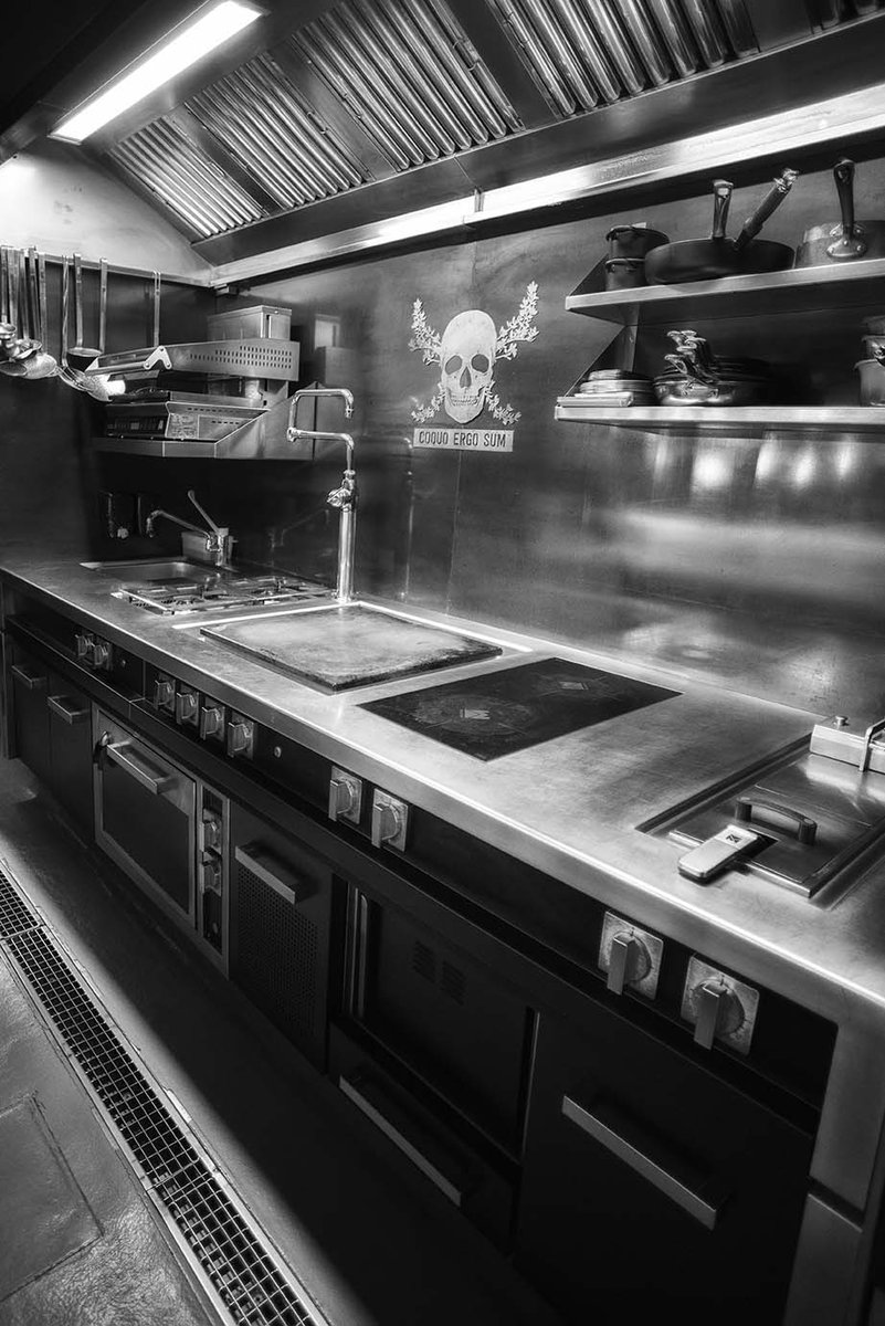 Ready to get hands-on? We are looking for junior sous-chef, cooks, pastry chef, bartender/barmaid, head chef, sous-chef, waiter. Applications with CV to recrutamento@100maneiras.com

#restaurant #team #recrutamento #emprego #oportunidade #trabalho #vaga #hiring #jobs #opportunity