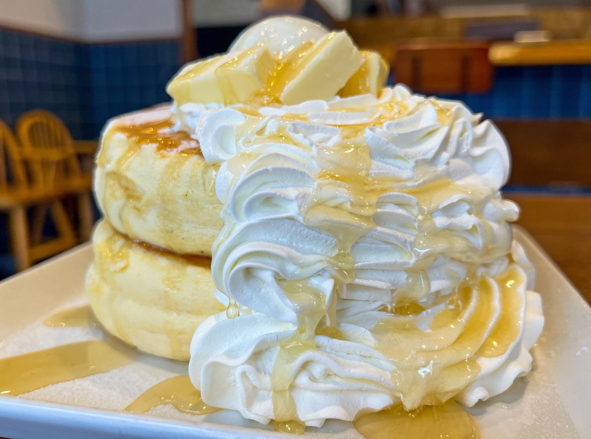 【LE TEMPS CALME】
@東京：亀有駅から徒歩8分

蜂蜜たっぷりな「ふわっふわスフレパンケーキ」を食べられるお店。
かなり分厚く柔らかいパンケーキに甘々なクリームが添えられていて、蜂蜜を全身にかけた甘党のためのスイーツ！
バターもたっぷり乗っていて食べ応えも抜群です🥞