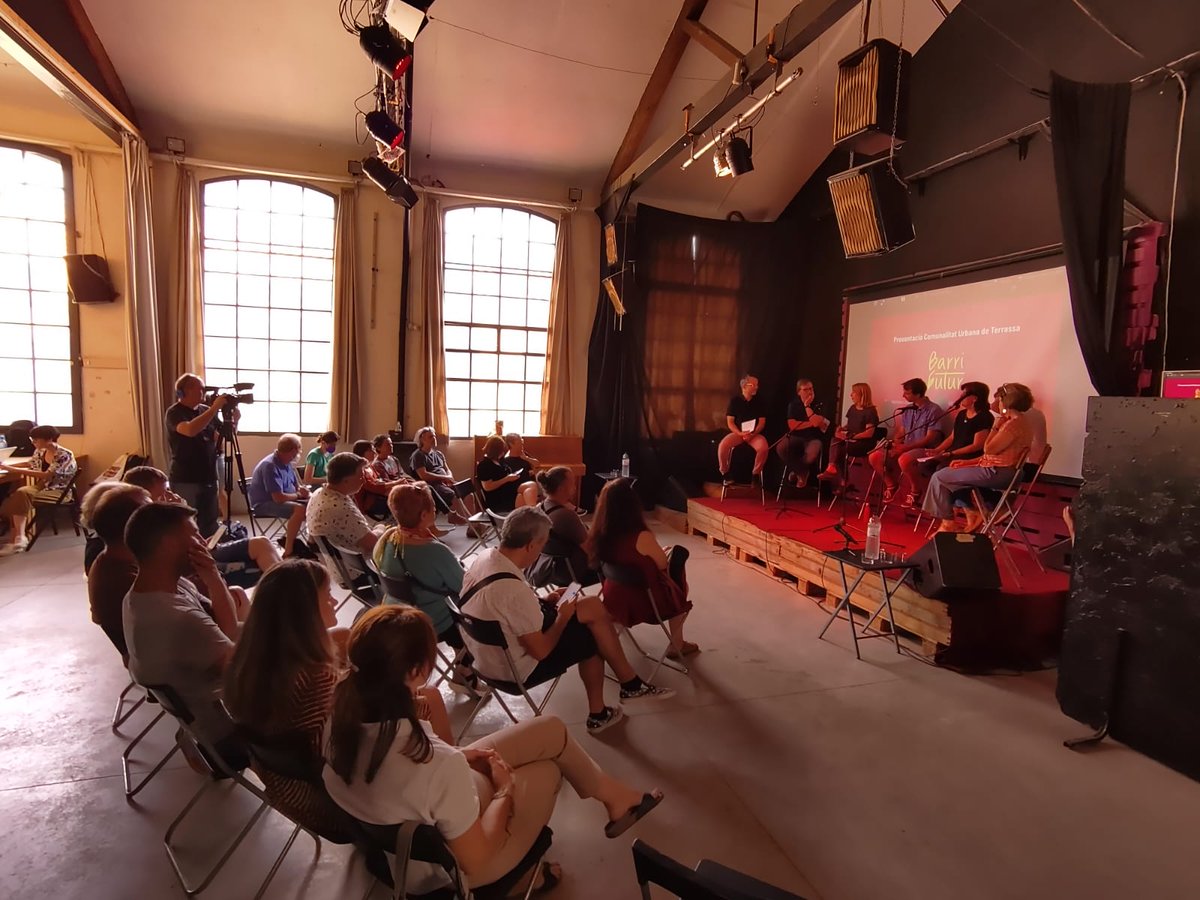 Trsempresa's tweet photo. Ahir es va presentar el projecte #BarriFutur, la primera #ComunalitatUrbana de #Terrassa, per promoure l’#EconomiaSocial i feminista i l’enfortir el teixit veïnal i cultural a quatre barris, amb el regidor d’#ESS @pepforn i el director general d’@econ_socialcat @josep_vidal. https://t.co/OXDIjldWS9