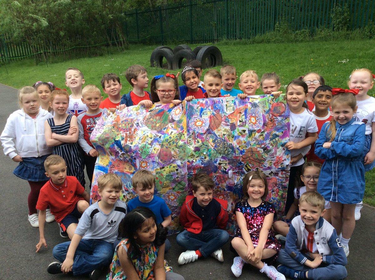 ECSTGOldham's tweet photo. Year 2 have been working hard over the last three weeks to complete their collaborative art piece based on the work of Roy Lichtenstein. They created a composition using figures, splashes and action words and then added texture and definition to their piece. #shineourlight https://t.co/k8FeV9Ai2Z