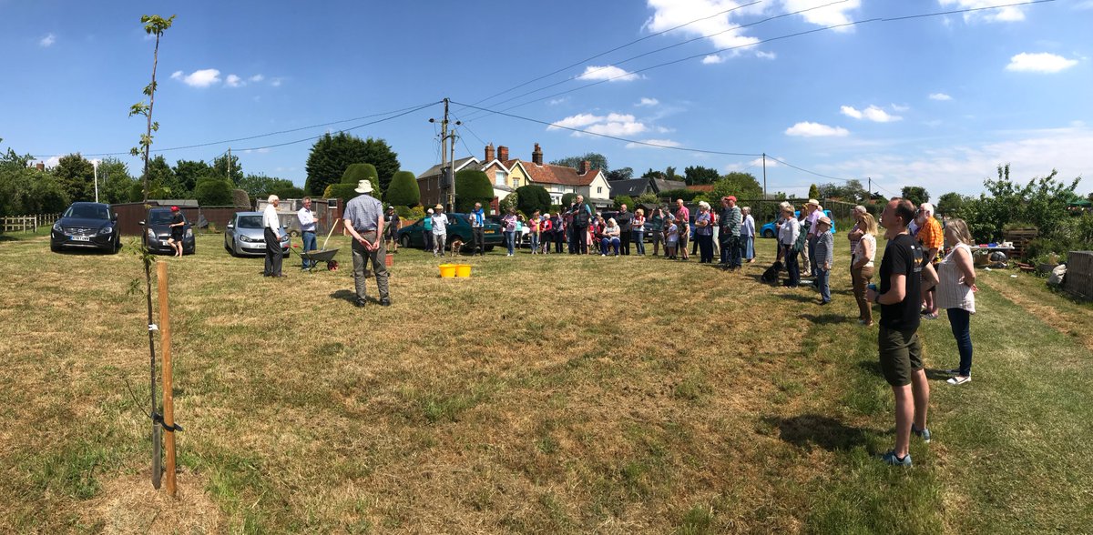 Suffolk_Enviro's tweet image. 👑 Hundon celebrated the Queen's Platinum Jubilee the right way with a community picnic!

🐞 Over 150 people joined the fun, building bug hotels, joining the scavenger hunt &amp;amp; watching the ceremonial tree planting.

#suffolk #treeplanting #wildlife #climatechange  #platinumjubilee