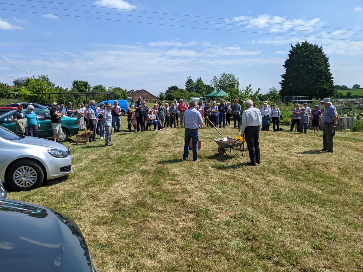 Suffolk_Enviro's tweet image. 👑 Hundon celebrated the Queen's Platinum Jubilee the right way with a community picnic!

🐞 Over 150 people joined the fun, building bug hotels, joining the scavenger hunt &amp;amp; watching the ceremonial tree planting.

#suffolk #treeplanting #wildlife #climatechange  #platinumjubilee