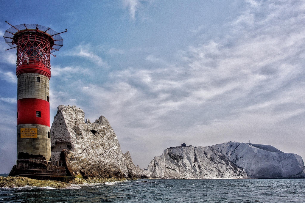 Isleofwight's tweet photo. What better way to end the week with a view of the Island's iconic lighthouse ๐
๐ The Needles: Landmark Attraction
๐ท. Roger J Milward
#isleofwight #exploreisleofwight #iow #iconic #NeedlesLandmarkAttraction #AlumBay #picoftheday #landmark โ #wow #ticklist #mustsee #Friday https://t.co/OC7ZGuBueC