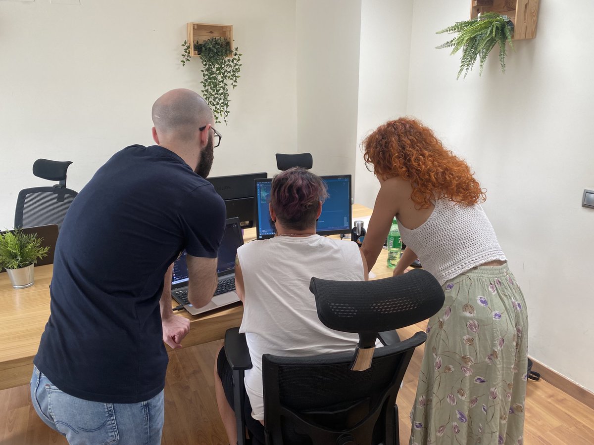 Crear un buen #teamwork y ambiente de trabajo en programación es tan importante como manejar #GitHub 😌
En Codenotch pensamos que sin equipo no hay #desarrollo. 
Feliz Viernes ✌🏻🚀