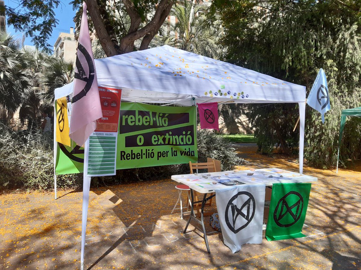 XRValencia1's tweet photo. Ací estem a la @firalternativa, tot el cap de setmana! Vine a conèixer-nos😀
#FiraAlternativaValència https://t.co/k0B3YFXmfu