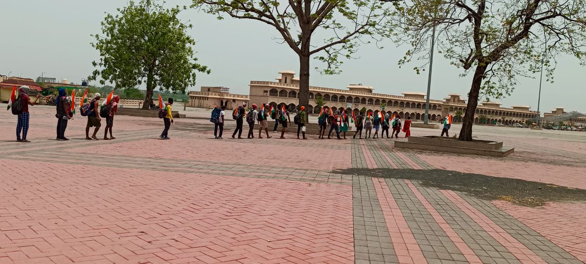 <a href="/varungandhi80/">Varun Gandhi</a> <a href="/varungandhi80/">Varun Gandhi</a> Sir, हम सभी SSC-GD-2018 के युवाओं की आवाज बुलंद करने के लिए बहुत-बहुत धन्यवाद,🙏

ये 55 हजार युवाओं की आवाज है
अर्धसैनिक बलों में 1.5 लाख सिपाहियों के पद खाली पड़े हैं.  #SSCGD2018

<a href="/vinodkapri/">Vinod Kapri</a> <a href="/umashankarsingh/">Umashankar Singh उमाशंकर सिंह</a>