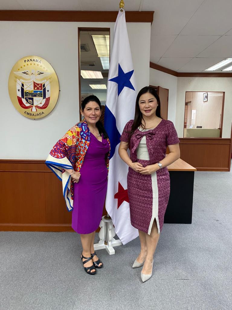 El día de hoy, Su Excelencia Itzel Karina Chen Chan, Embajadora de Panamá en Tailandia recibió visita de cortesía de Su Excelencia Cecilia Z. Galarreta Bazán, Embajadora designada de la República del Peru, en la Embajada de Panamá.