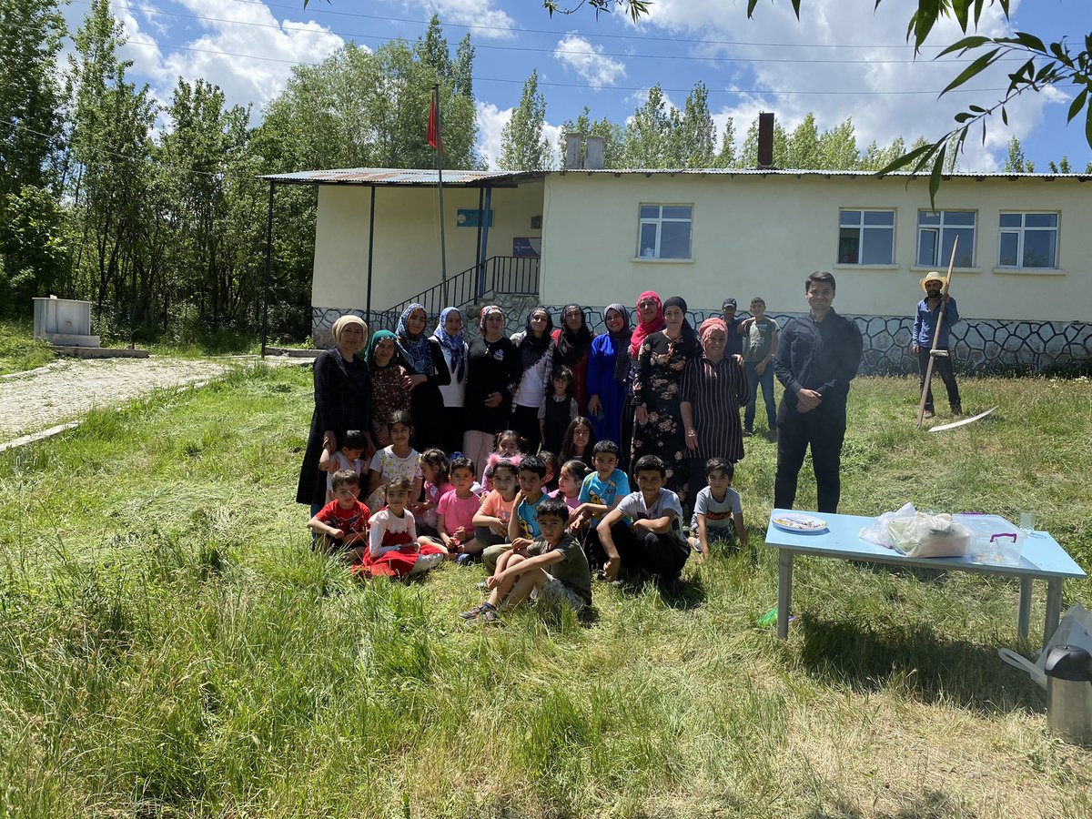 SirmacekIO's tweet photo. Bugün okulumuz bahçesinde piknik etkinliği düzenledik. Velilerimizin de yoğun ilgisiyle çok keyifli bir gün geçirdik. Katılan herkese teşekkür ederiz. https://t.co/GrzrQsNhsv