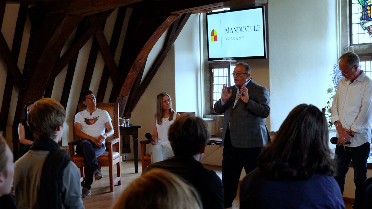 Basim Razzo koos t pad van Reconciliation en spreekt sindsdien wereldwijd om jongeren tot dialoog te laten komen. Basim was v het eerst in NL en ging met generaal Dick Berlijn (vml commandant NL luchtstrijdkrachten) in gesprek over het bombardement in 2015. #Gouda #Gouda750jaar