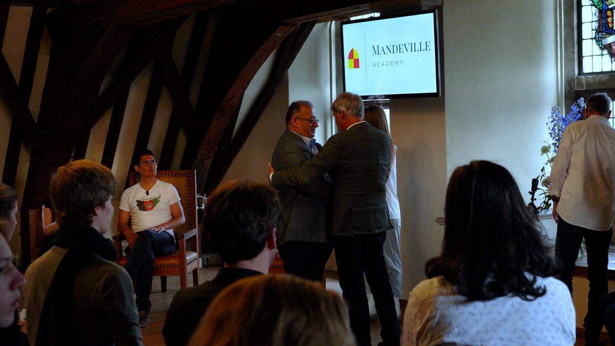 Daarom was het enorm gaaf om te zien dat de reconcilation plaatsvond. Hoe? Door wederzijds begrip dat werd bezegeld met een spontane en welgemeende omhelzing tussen Basim en Dick. Dit geeft #Gouda dus door in de geest van Erasmus en Coornhert. 
@gouda750jaar #Gouda750jaar