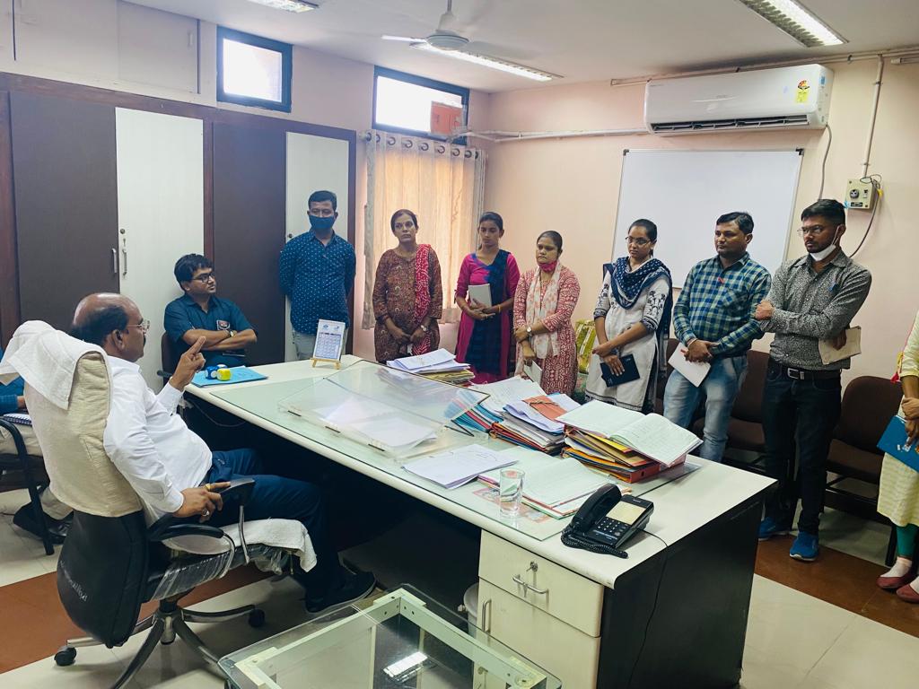 pradipparmarguj's tweet photo. અમદાવાદ ખાતે આવેલી અનુ. જાતિ કલ્યાણની નાયબ નિયામક કચેરીની રૂબરૂ મુલાકાત લઇ ત્યાં અરજદારો અને અધિકારીશ્રીઓ સાથે સંવાદ કર્યો તેમજ નાગરિકોને ઓછામાં ઓછી હાલાકી પડે તે માટે અધિકારીશ્રીઓને જરૂરી સૂચન અને માર્ગદર્શન આપ્યા. https://t.co/oSYaqmGoQs