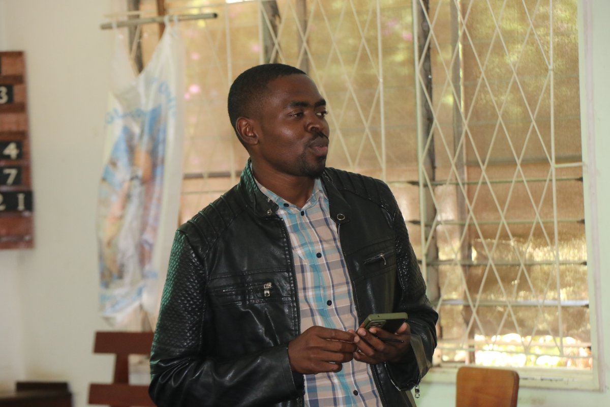 zccinzim's tweet photo. Mr Makumire, the Councilor for Chiredzi Urban Ward 3, addressing the community issues being raised by participants, e.g. availability of water and billing procedures.
#DevolutionWeWant https://t.co/I1UF5txlWx