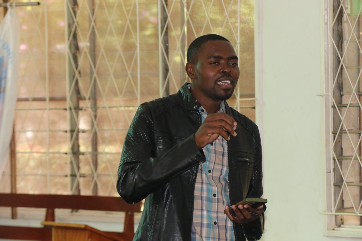 zccinzim's tweet photo. Mr Makumire, the Councilor for Chiredzi Urban Ward 3, addressing the community issues being raised by participants, e.g. availability of water and billing procedures.
#DevolutionWeWant https://t.co/I1UF5txlWx