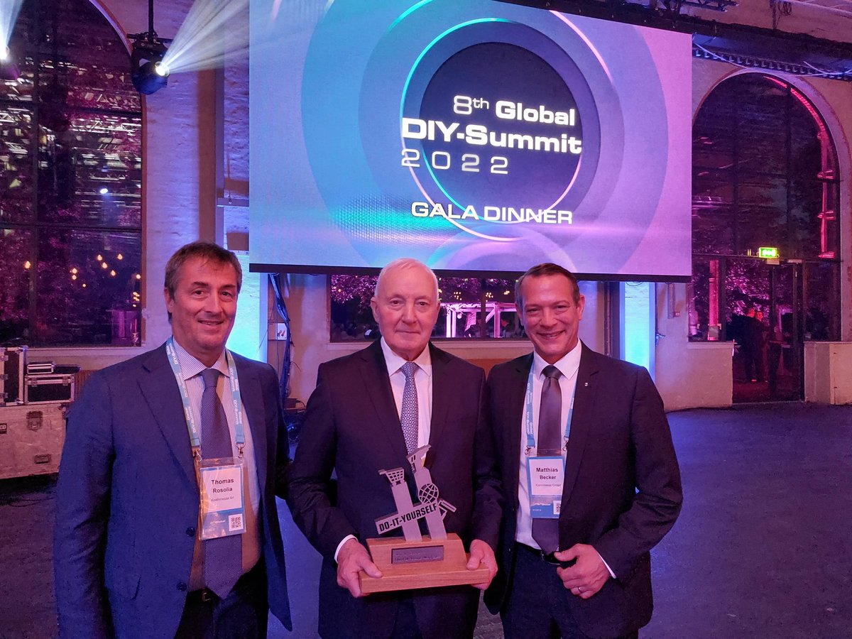 eisenwarenmesse's tweet photo. #EISENWARENMESSE congratulates John W. Herbert, General Secretary of @EDRA_GHIN, who received the prestigious #DIYLifetimeAward2022. We are honoured to have you as one of our partners. https://t.co/9dCftXyNcY