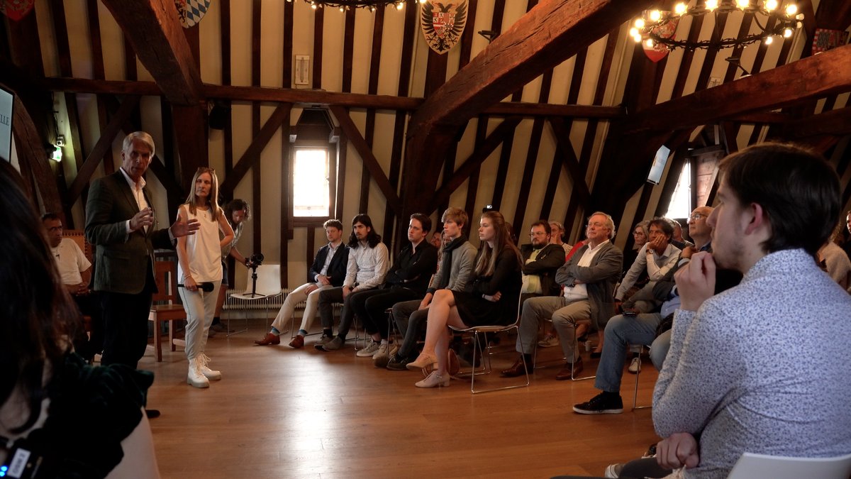 Naast het verhaal v Basim en zijn compassie voor reconciliation, was de empathie, het inlevingsvermogen en de professionaliteit van generaal Dick Berlijn indrukwekkend. Zelden hebben we iemand zo'n moeilijke situatie zo eloquent maar vooral oprecht zien benaderen. #Gouda