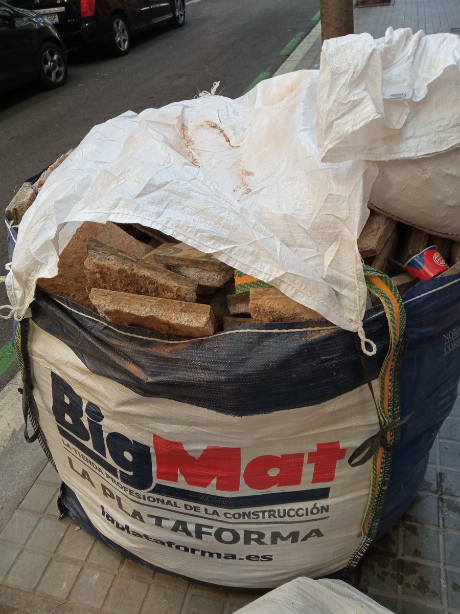 margagr1's tweet photo. Atenció amants de les rajoles, ahir al vespre al carrer Margarit 66, al barri del #Poblesec #Barcelona N'hi havia moltes, només en vaig poder carregar 4 @rajolesdebcna https://t.co/6oDEyGH7Tm