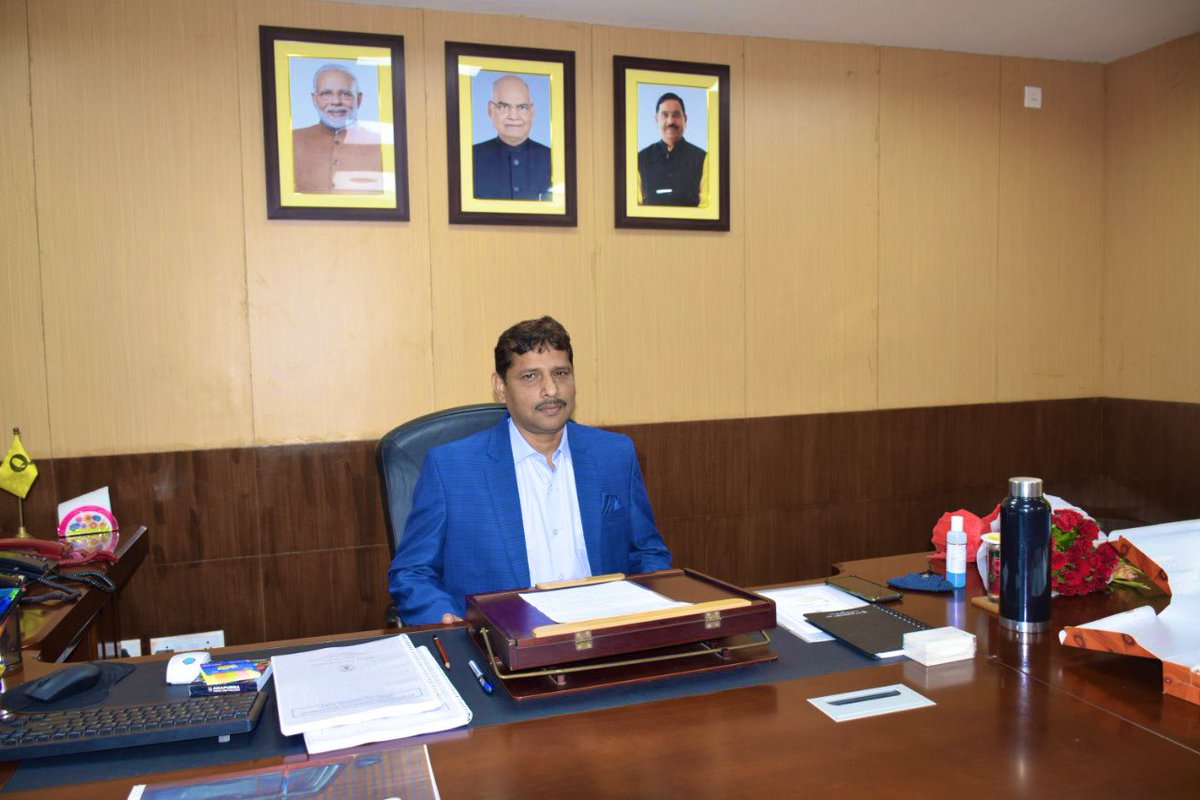 CCLRanchi's tweet photo. Shri Pawan Kumar Mishra assumes charge as Director (Finance), CCL.

A Chartered Accountant, Shri Mishra was Chief Financial Officer of DNH Power Distribution Corporation Limited. He has vast experience in power and finance sector. 

#TeamCCL welcomes him. https://t.co/HxCpVjoXrz